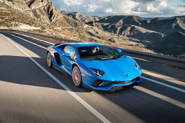 <h3 class='text-lg font-medium md:text-xl md:font-semibold'>Platz 8: Lamborghini Aventador S Coupé</h3><p>&nbsp;</p>
<p>Unser Platz 8 kostet nicht einmal halb so viel wie der Porsche und hei&szlig;t Lamborghini Aventador S Coup&eacute;. Der Grundpreis betr&auml;gt <strong>335.000 Euro</strong>. Der Italiener braucht dank seiner 740 PS nur 2,9 Sekunden f&uuml;r den Spurt von 0 auf 100 km/h. Erst bei Tempo 350 ist Schluss.</p>