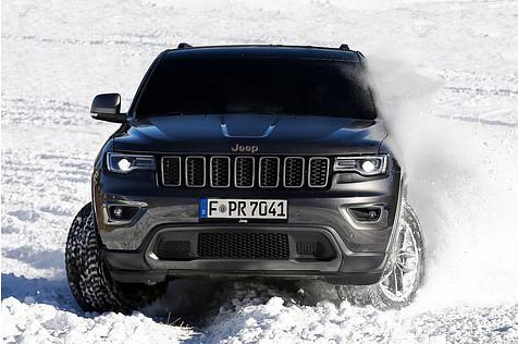 Der Jeep Grand Cherokee Trailhawk kämpft sich durch das Gelände
