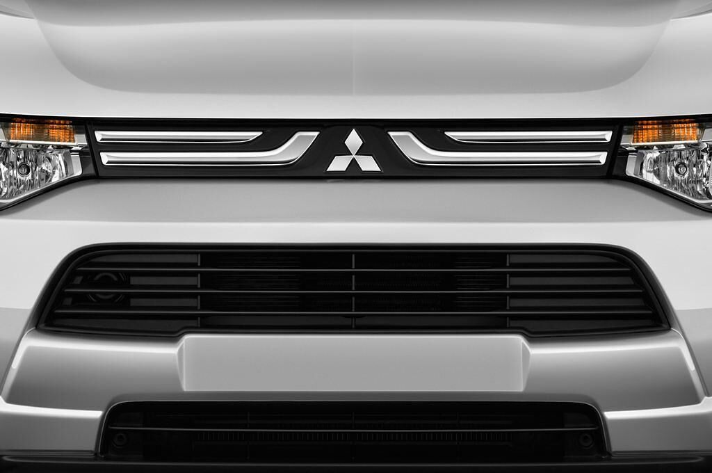 Mitsubishi Outlander (Baujahr 2013) INSTYLE 5 Türen Kühlergrill und Scheinwerfer
