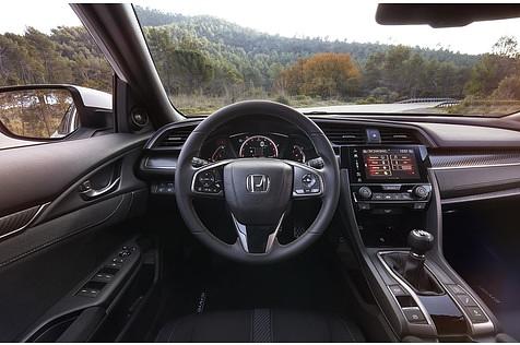 Das Cockpit ist aufgeräumter aber immer noch verspielt