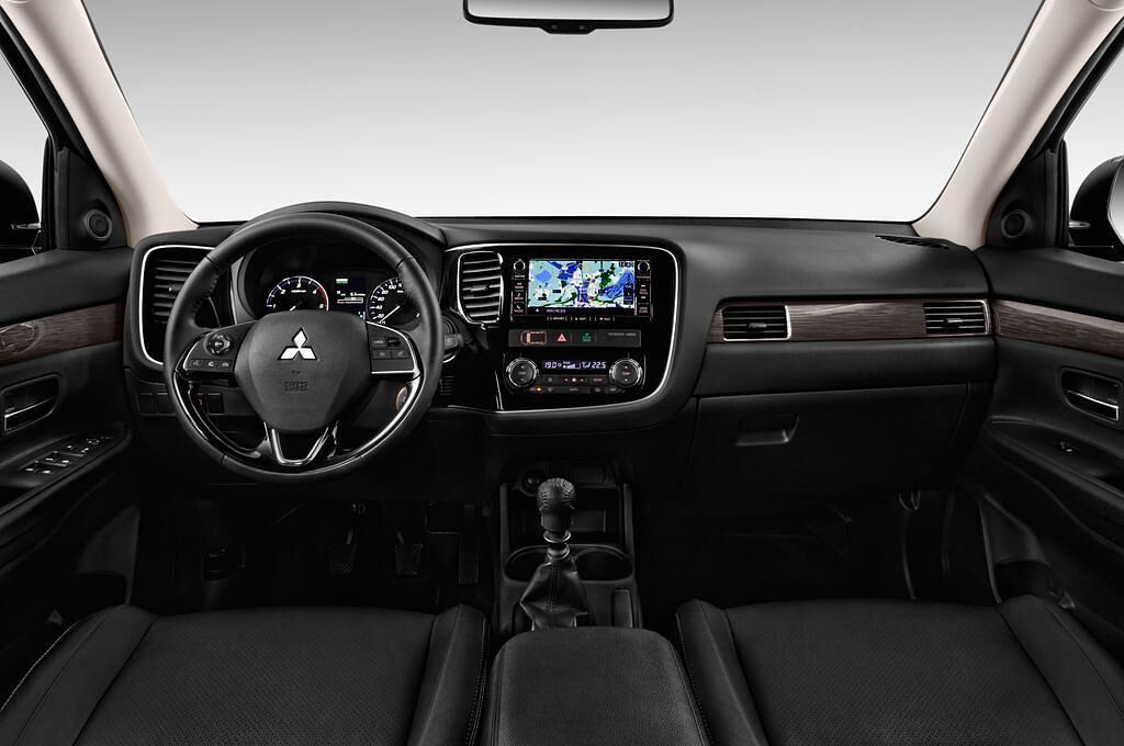 Mitsubishi Outlander (Baujahr 2016) Plus 5 Türen Cockpit und Innenraum