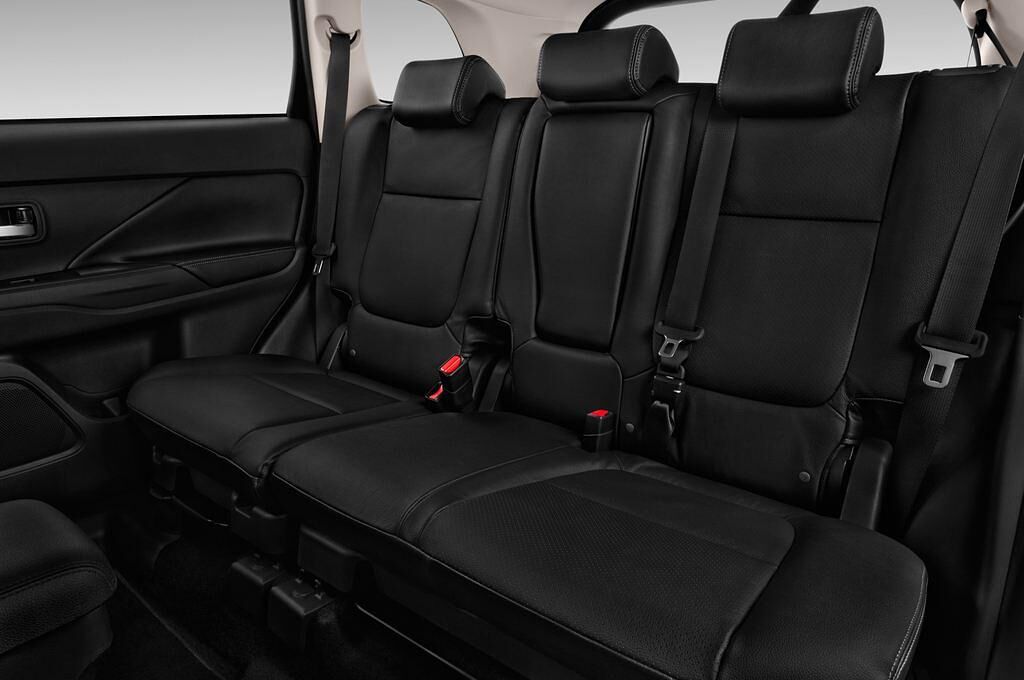 Mitsubishi Outlander (Baujahr 2016) Plus 5 Türen Rücksitze