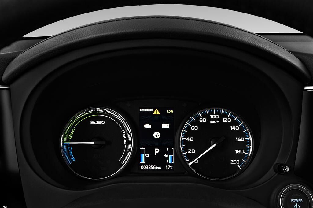 Mitsubishi Outlander (Baujahr 2016) - 5 Türen Tacho und Fahrerinstrumente