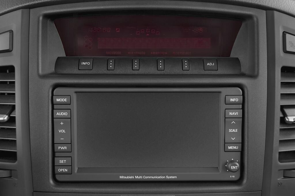 Mitsubishi Pajero (Baujahr 2010) Instyle 5 Türen Radio und Infotainmentsystem