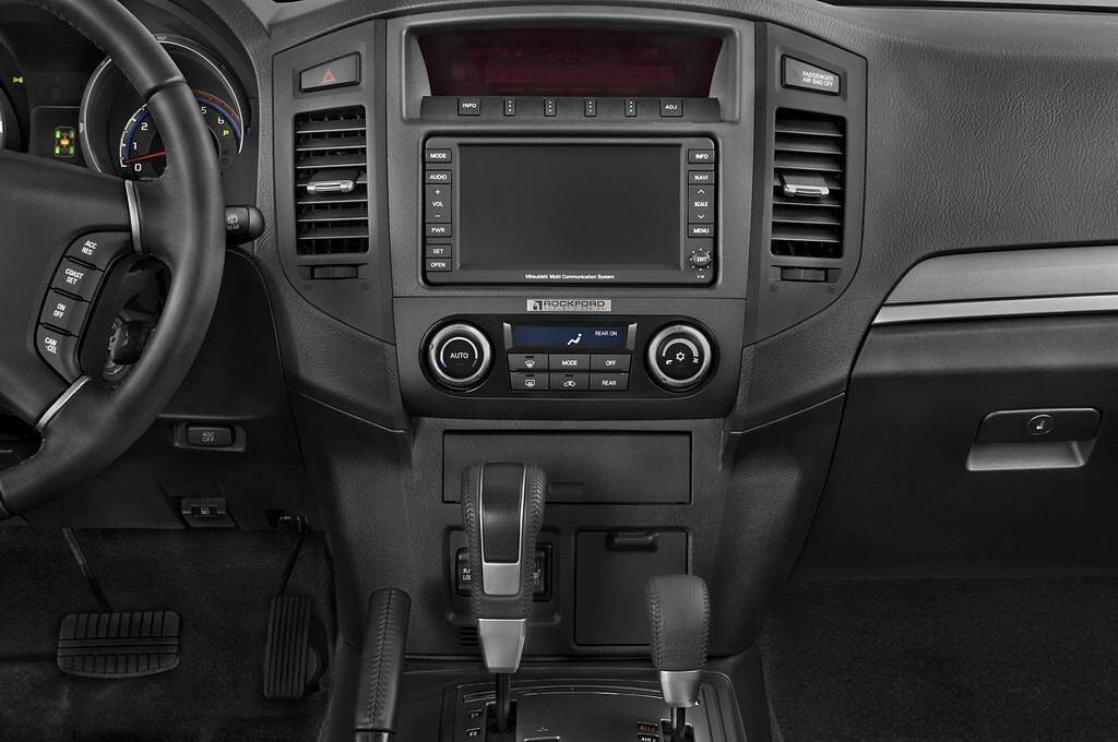 Mitsubishi Pajero (Baujahr 2010) Instyle 5 Türen Mittelkonsole
