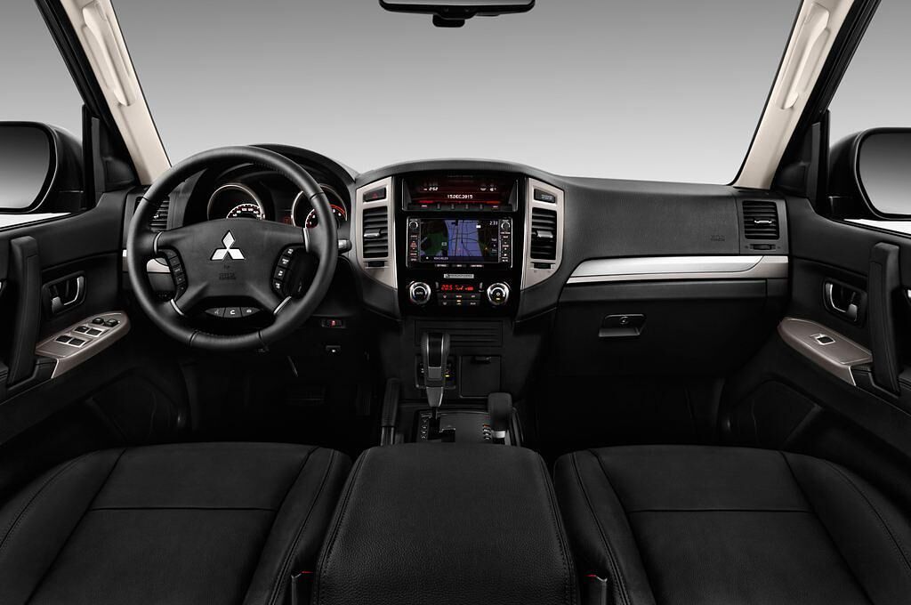 Mitsubishi Pajero (Baujahr 2016) Top 5 Türen Cockpit und Innenraum