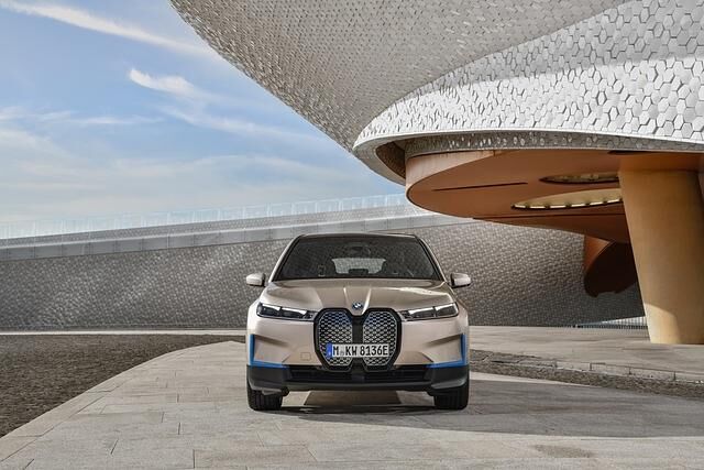 Angetrieben wird der iX von gleich zwei Elektromotoren