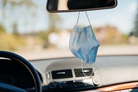 Tipp: Alltagsmaske im Auto aufbewahren - Besser im Handschuhfach als am Rückspiegel