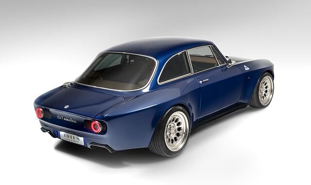 Die neue Carbon-Außenhaut hat den Alfa um 18 Zentimeter in der Breite wachsen lassen
