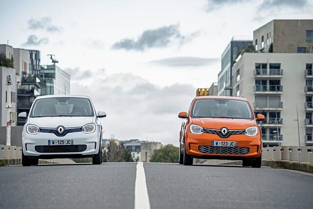 Gegenüber dem weitgehend bauglichen Smart Forfour hat der Twingo die größere Batterie