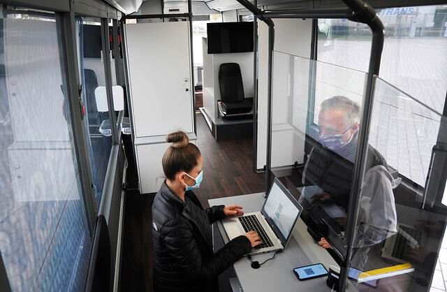 Im hinteren Busbereich werden die Daten der Probanden aufgenommen