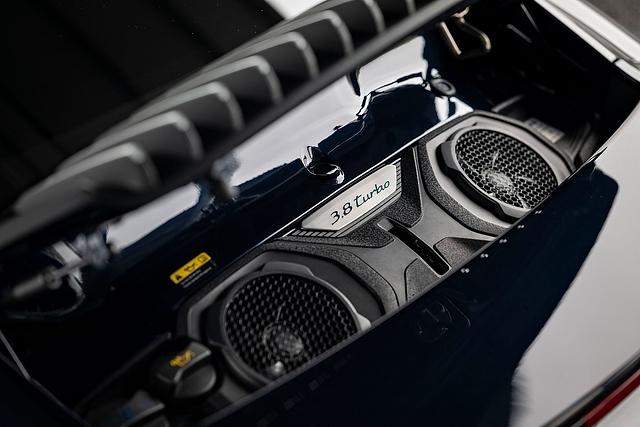 Unter dieser verbirgt sich der 3,8 Liter Turbo-Motor mit 427 kW / 380 PS
