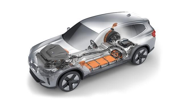 Die Batterien des iX3 befinden sich im Fahrzeugboden