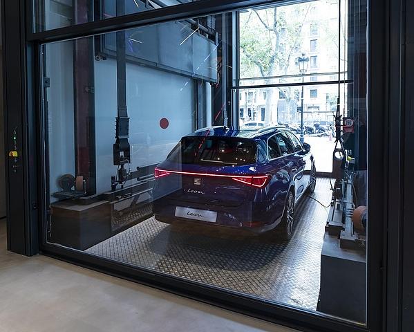 Per Fahrstuhl lassen sich in der Casa Seat komplette Autos bewegen