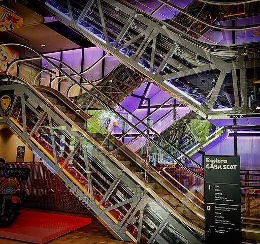Die gläserne Rolltreppe dominiert die Eingangshalle der Casa Seat
