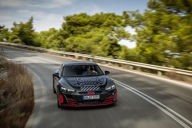 Der Audi RS e-tron GT hat bis zu 475 kW / 646 PS im Overboost-Modus