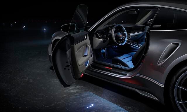 Weitere Individualisierungsdetails beim 911 Turbo sind diverse Blauakzente oder der rot leuchtende "No Step"-Schriftzug in der Einstiegsleiste