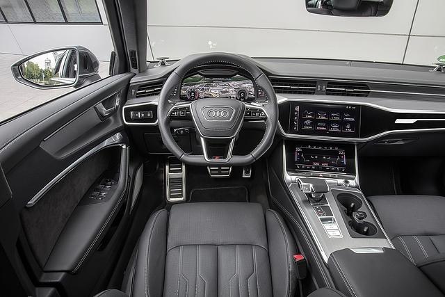 Die Sitze sind bequem, das Infotainment funktioniert bis auf wenige Ausnahmen gut