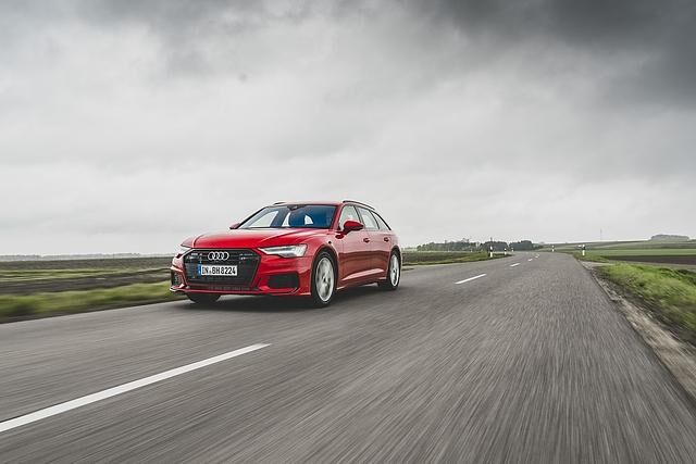 Der Audi A6 Avant 55 TFSI quattro erreicht nach fünf Sekunden Landstraßentempo