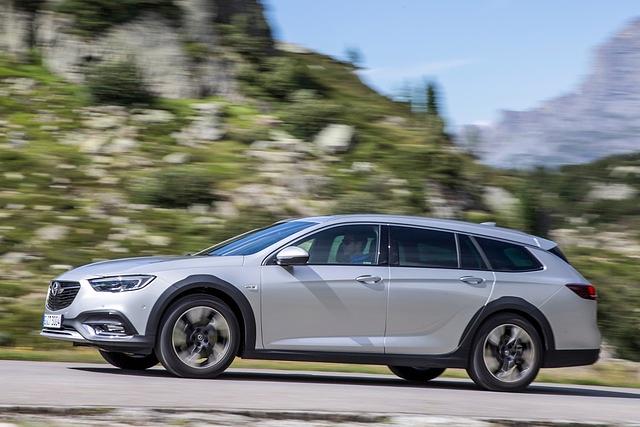 Der Insignia Sports Tourer und Cross Country kommen auf fast 5 Meter Länge