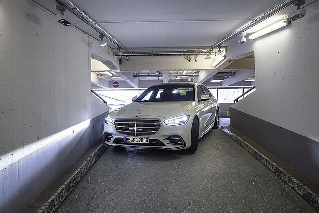 Die Mercedes S-Klasse beherrscht autonomes Valet Parking