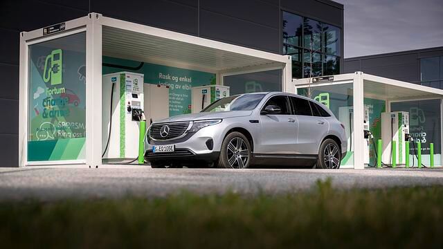 Übrigens hat Mercedes inzwischen den Lader für Wallboxen von 7,5 auf 11 kW verstärkt, sodass an der heimischen Box 7,5 Stunden für eine Ladung genügen