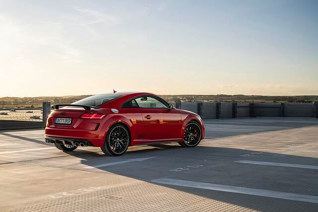 Zu den Besonderheiten des TTS Competition Plus gehören unter anderem auch schwarze Audi-Ringe in den Flanken