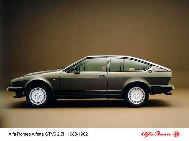 Der Alfa GTV „Sei“ führte die Alfetta-Geschichte und das legendäre Transaxle-Konstruktionsprinzip (Motor vorn, Getriebe, Kupplung und Differential an der Hinterachse) zum Höhepunkt