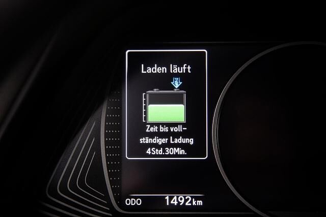 Mit einer Wallbox dauert es mit 6,6 kW rund acht Stunden, bis die Akkus voll sind