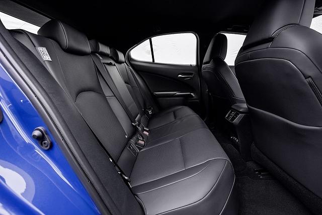 Hinten geht es im Lexus UX 300e recht eng zu