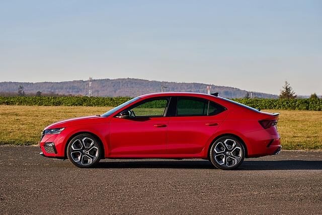 Die Skoda Octavia RS Limousine ist um 187 Kilogramm leichter als die PHEV-Version, was sich in den Kurvenfahrten bemerkbar macht