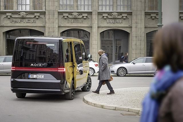 Der VW Mitfahranbieter MOIA hat in Hamburg eine Flotte bereitgestellt, um die Engpässe des öffentlichen Nahverkehrs auszugleichen