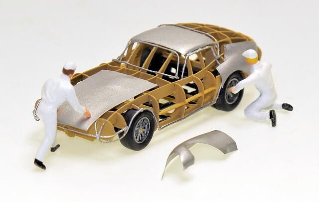 wer selbst basteln will, findet beispielsweise im MTM-Bausatz des AC Cobra Daytona Coupé mit Holzbock Beschäftigung
