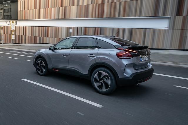 Die Dachlinie erinnert an ein Coupé