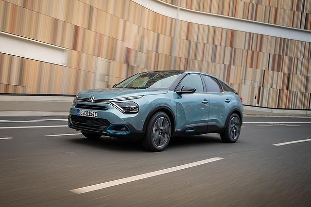 Der Citroën ë-C4 steht auf der EMP2-Plattform