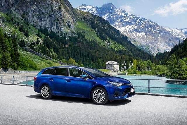 Als angenehmes und nutzwertiges Reisemobil eignet sich der geräumige Avensis vor allem in der Kombiversion. Hier wieder die Version ab 2015