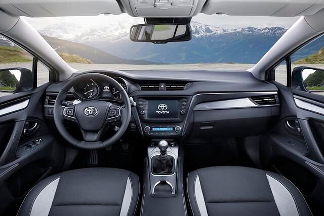 Auch aus heutiger Sicht wirkt der Innenraum des Toyota Avensis in seiner finalen Ausbaustufe durchaus modern