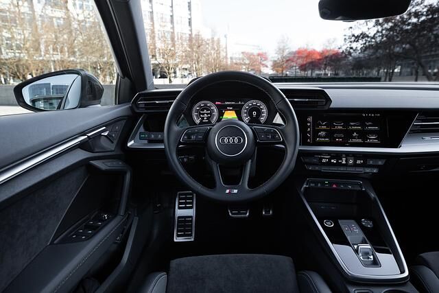Das Cockpit entspricht weitgehend exakt dem der anderen Modelle
