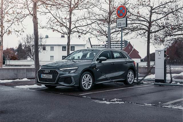 Der A 3 lädt nur Wechselstrom, kann also nicht an einer Schnellladesäule andocken