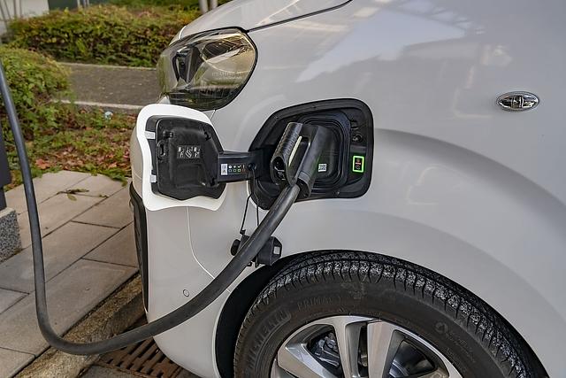 An einer 11 kW-Wallbox ist die 50 kWh-Batterie nach 4 Stunden und 40 Minuten gefüllt