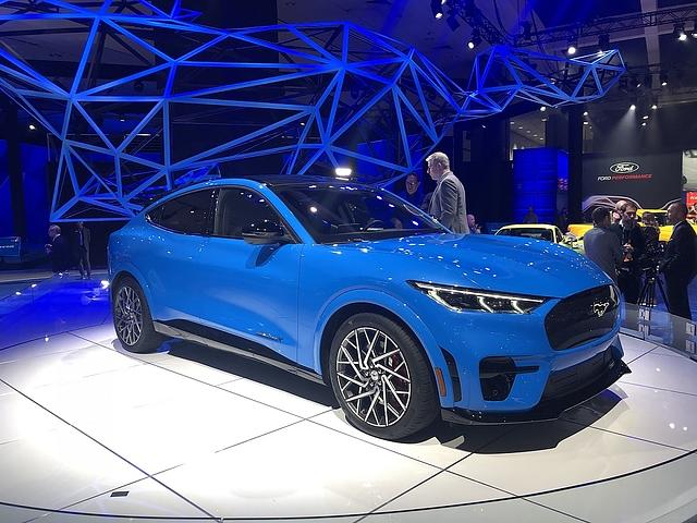 Autos wie Ford Mustang Mach-E GT haben große Batterien, die dementsprechend lange geladen werden müssen