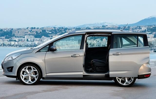 Als "Grand"verfügt der Ford C-Max über Schiebetüren für den Zugang in den Fond