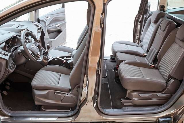 Der Ford C-Max bietet viel Platz für Kind und Kegel