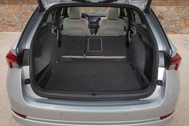 Plätzen, mit Ausnahme der Nummer fünf hinten Mitte, aber das ist bei allen Autos so. Beim Combi kommt ein großes Gepäckabteil hinzu, das im Normalfall schon Platz für 640 Liter Gepäck bietet....
