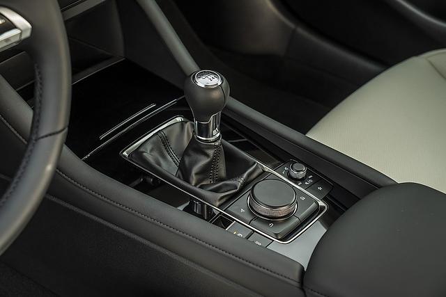 Die knackige Sechsgang-Handschaltung lässt MX-5 Feeling aufkommen