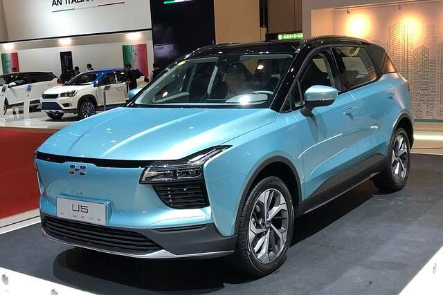 Ungewöhnlich ist auch das Vertriebskonzept des chinesischen Herstellers Aiways: Das elektrische Mittelklasse-SUV U5 (150 kW/204 PS) kann beim Elektronikhändler Euronics Probe gefahren und nach...