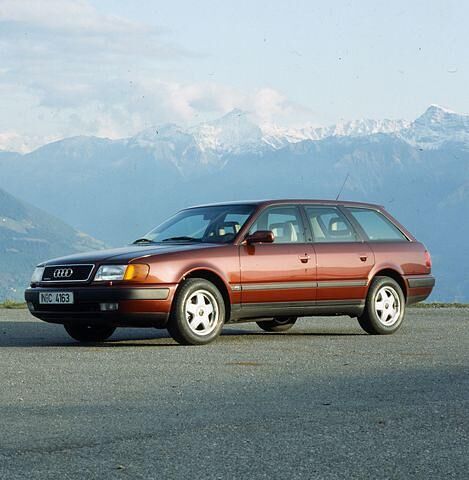 Der vierte und letzte Audi 100 (C4) adaptierte das prestigieuse Frontdesign des V8 und dessen von der Fachwelt hochgelobte Verarbeitungsqualität 