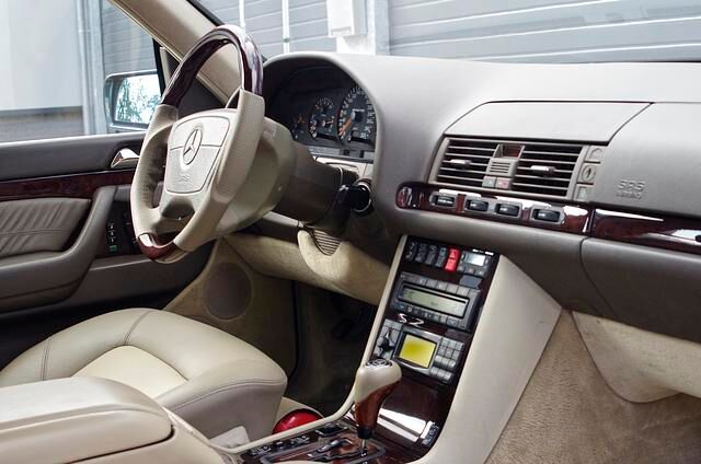 Üppige Ledersessel (auch hinten optional in Einzelausführung), Wurzelnussholz in verschwenderischer Ausführung und ein funktionales Kombiinstrument sorgen für Mercedes-Flair der höchsten...