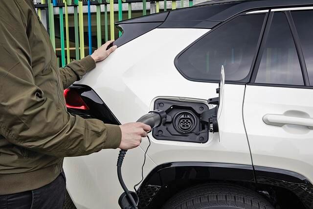 18,1 kWh groß ist die Lithium-Ionen-Batterie, mit dem einphasigen Mode-2-Stecker ist der Akku also nach drei Stunden wieder voll