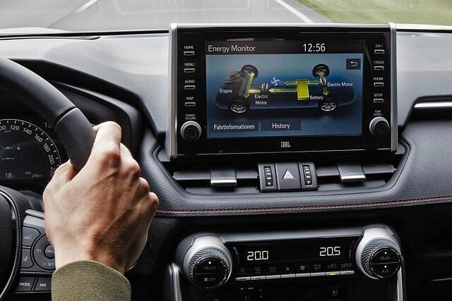Der Energy-Monitor zeigt dem Fahrer, wie das Antriebssystem aktuell arbeitet 
